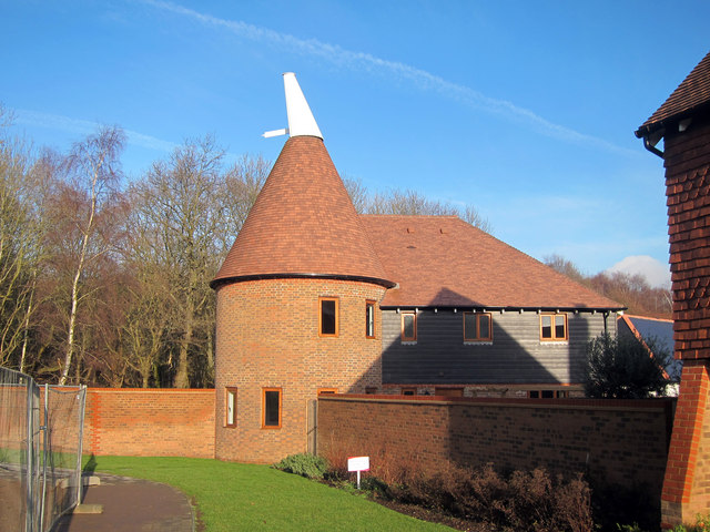 Kings Hill Round - Photo 4
